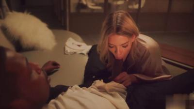 丈夫呼呼大睡时，饥渴妻子在床上被情人狠狠抽插高潮