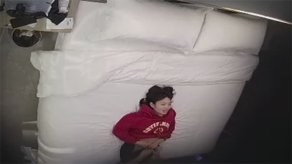 酒店偷拍！情侣欢爱的隐秘瞬间