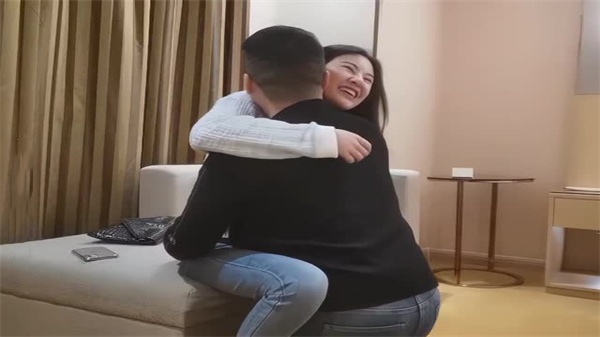 高价诱惑！极品骚浪少妇一次2000被猛操到彻底沦陷