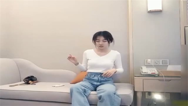 极品长腿骚货被牛仔裤绷出蜜桃臀 浪叫求虐遭大叔爆操到腿软